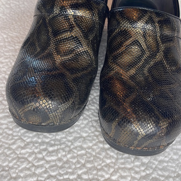 Dansko snakeskin print clogs Size 10 Clogs (41) - Picture 4 of 14